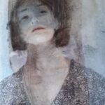 femme-derriere-vitre